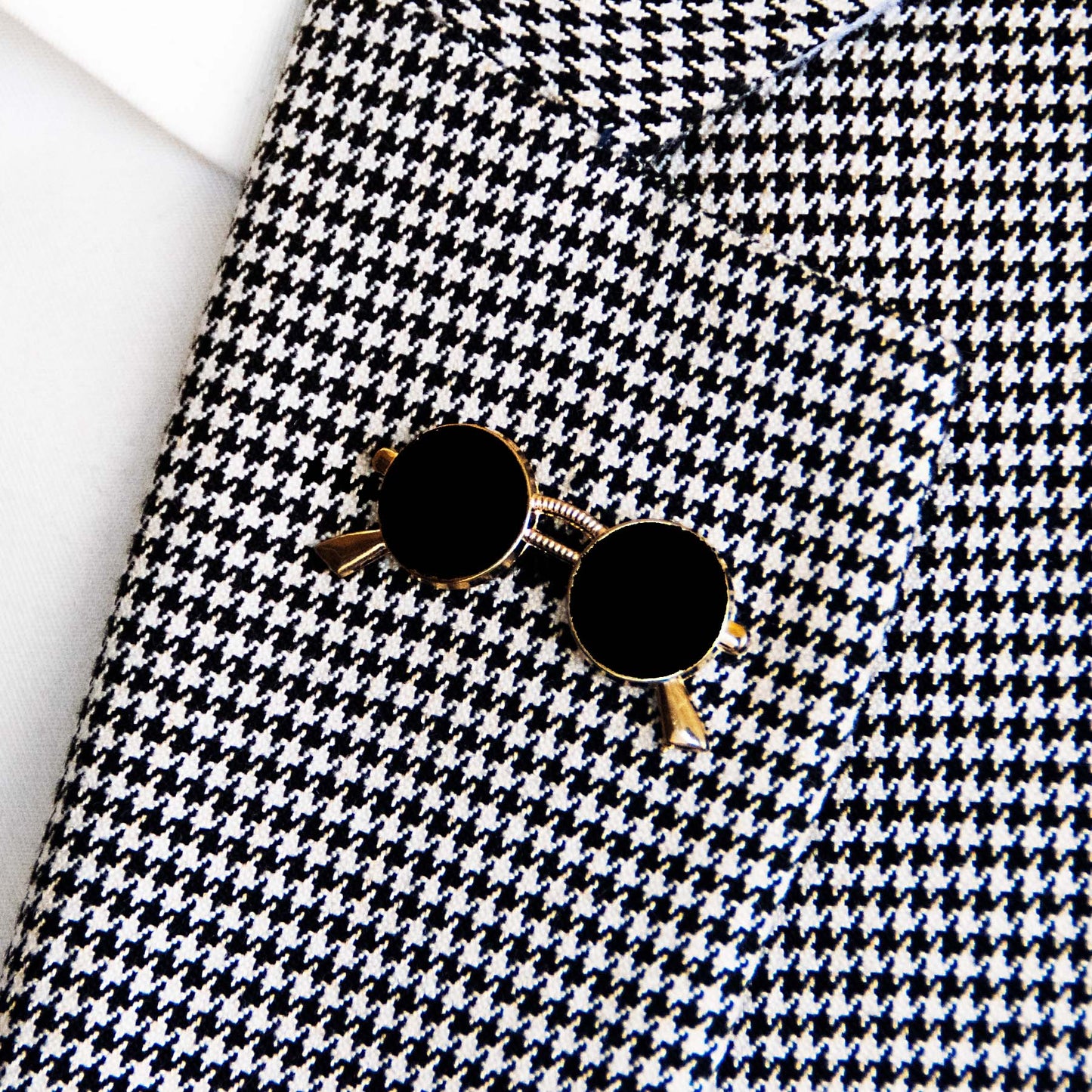 Classic Round Sunglasses Black and Golden Lapel Pin