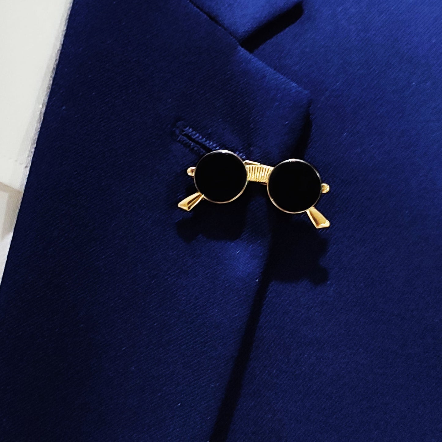 Classic Round Sunglasses Black and Golden Lapel Pin