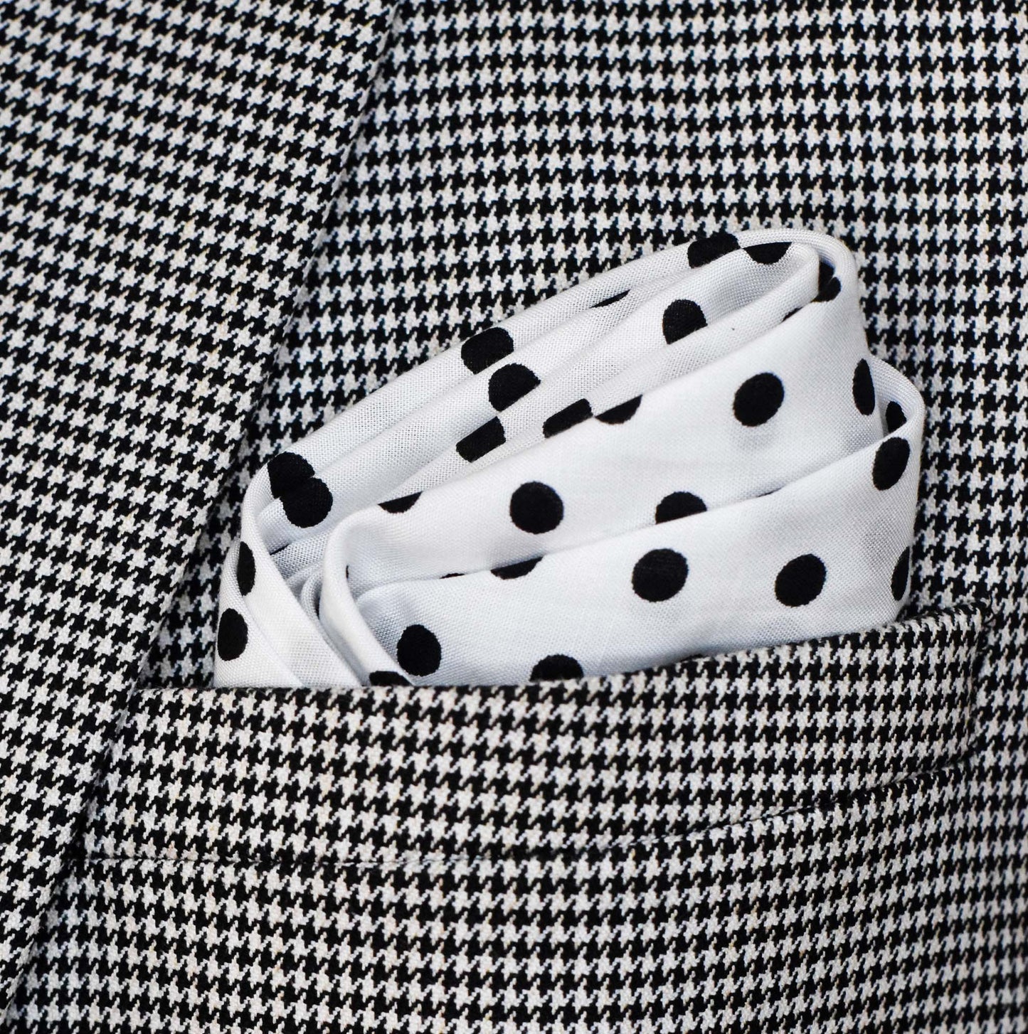 Snow White Base Polka - Silk Pocket Square